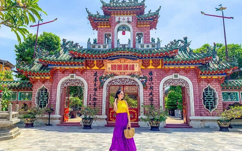 Việt Nam có 1 địa danh nổi tiếng được Tạp chí Mỹ vinh danh là điểm đến an toàn nhất thế giới khi du lịch 1 mình: Toàn điểm check in triệu view, hút hơn 2,3 triệu lượt khách từ đầu năm - Ảnh 11. Việt Nam có 1 địa danh nổi tiếng được Tạp chí Mỹ vinh danh là điểm đến an toàn nhất thế giới khi du lịch 1 mình: Toàn điểm check in triệu view, hút hơn 2,3 triệu lượt khách từ đầu năm - Ảnh 11.