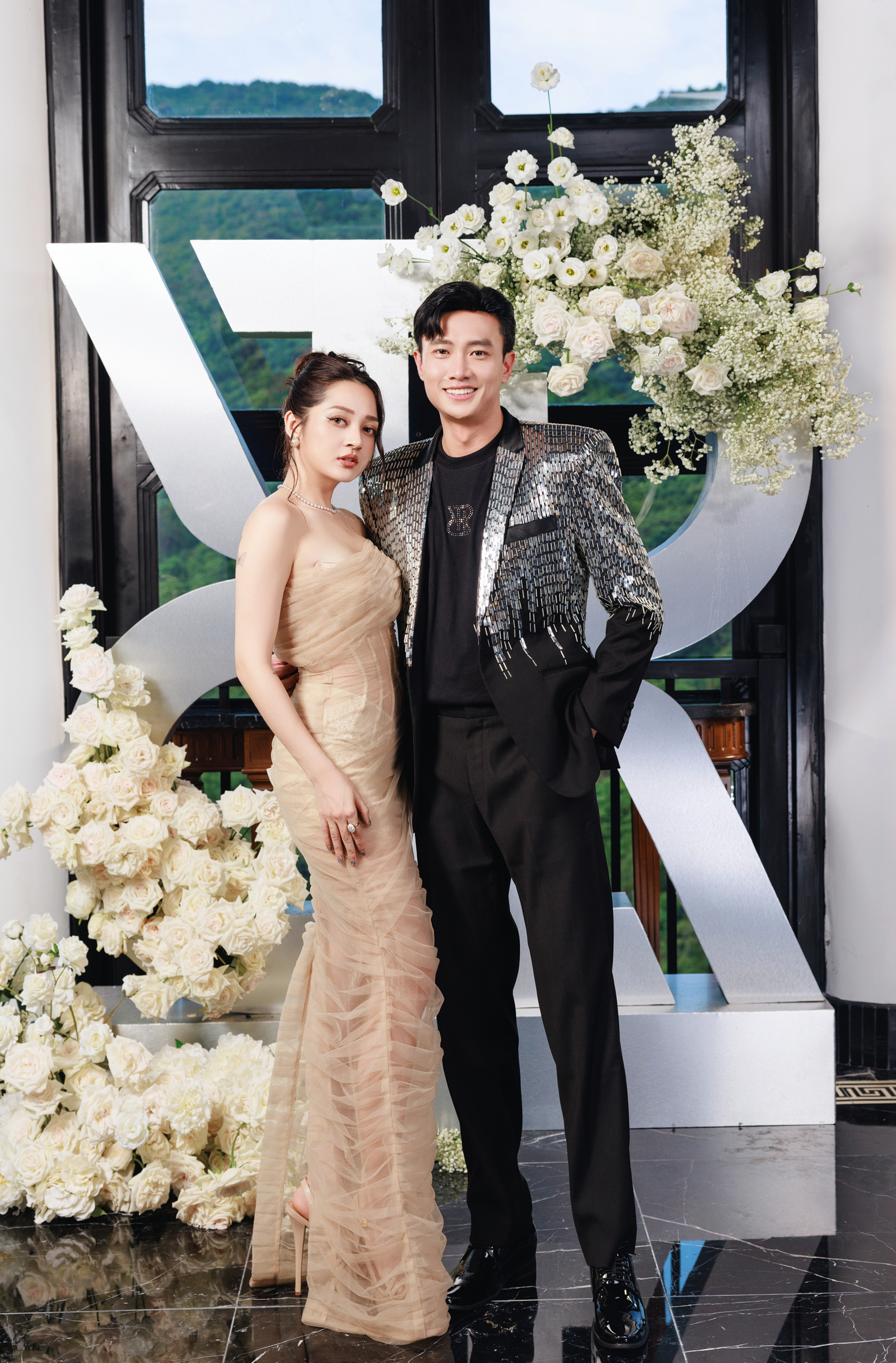 Vợ chồng Midu tình tứ, cùng dàn sao Việt đi xem show Chung Thanh Phong- Ảnh 2. Vợ chồng Midu tình tứ, cùng dàn sao Việt đi xem show Chung Thanh Phong- Ảnh 2.