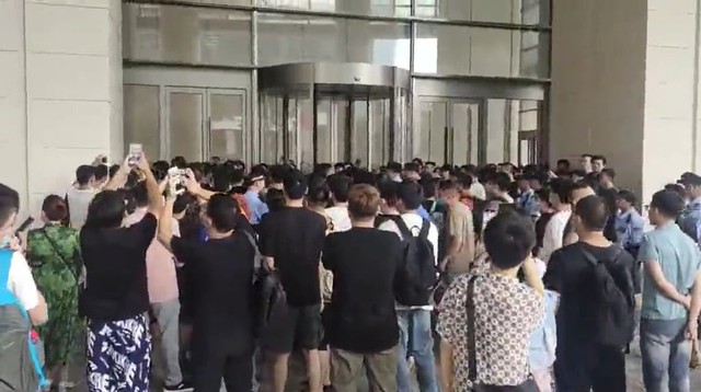 Một sàn TMĐT mất 50 tỷ USD vì bị hàng trăm người biểu tình do chính sách miễn phí trả hàng, CEO thừa nhận tương lai u tối- Ảnh 4. Một sàn TMĐT mất 50 tỷ USD vì bị hàng trăm người biểu tình do chính sách miễn phí trả hàng, CEO thừa nhận tương lai u tối- Ảnh 4.