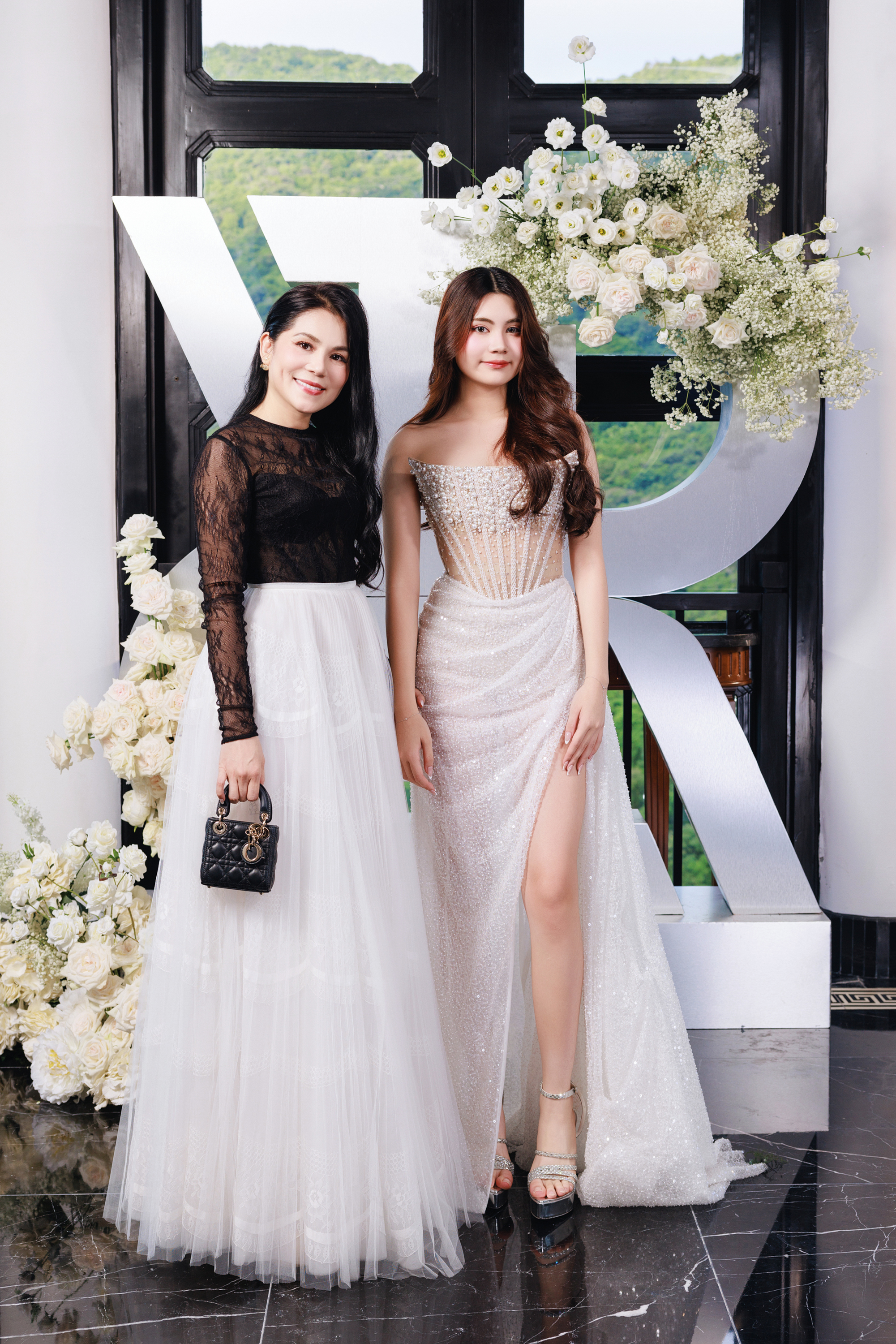 Vợ chồng Midu tình tứ, cùng dàn sao Việt đi xem show Chung Thanh Phong- Ảnh 4. Vợ chồng Midu tình tứ, cùng dàn sao Việt đi xem show Chung Thanh Phong- Ảnh 4.