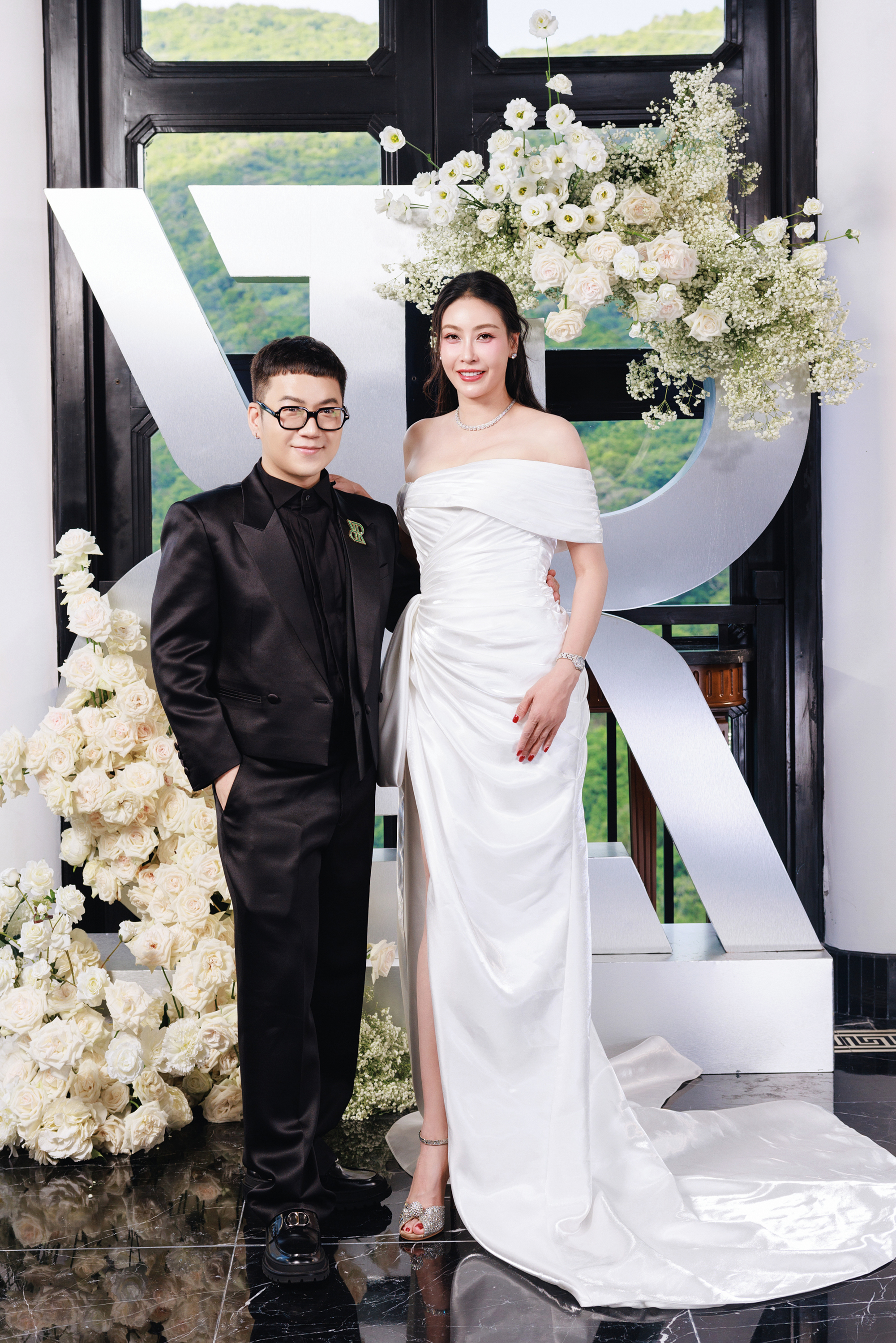 Vợ chồng Midu tình tứ, cùng dàn sao Việt đi xem show Chung Thanh Phong- Ảnh 6. Vợ chồng Midu tình tứ, cùng dàn sao Việt đi xem show Chung Thanh Phong- Ảnh 6.
