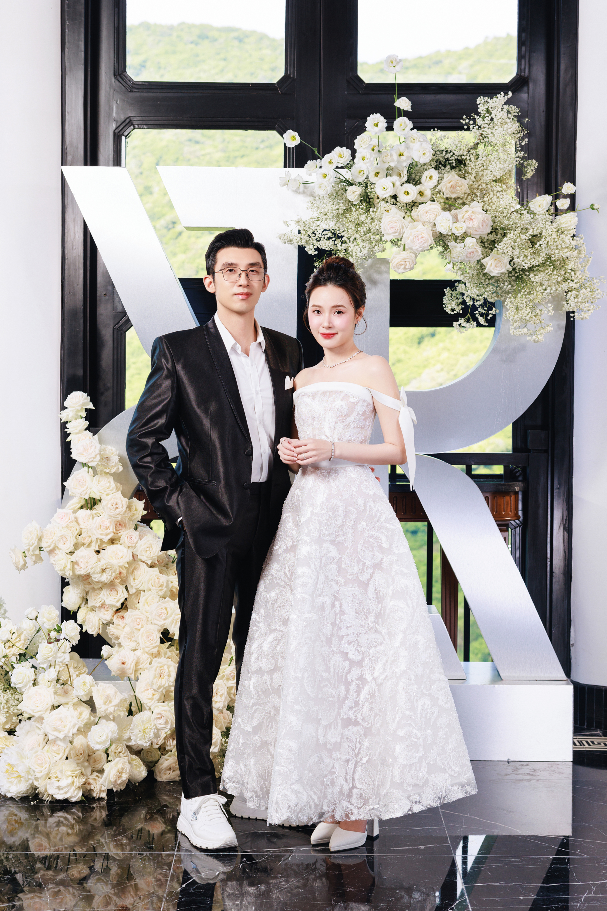 Vợ chồng Midu tình tứ, cùng dàn sao Việt đi xem show Chung Thanh Phong- Ảnh 1. Vợ chồng Midu tình tứ, cùng dàn sao Việt đi xem show Chung Thanh Phong- Ảnh 1.