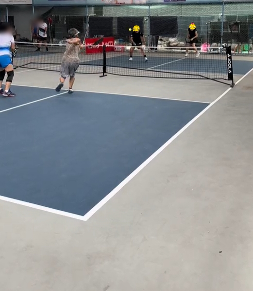 Xuất hiện cụ bà U100 ở Hà Tĩnh lăn xả trên sân chơi pickleball: Hé lộ lịch sinh hoạt "ăn đứt" Gen Z- Ảnh 9. Xuất hiện cụ bà U100 ở Hà Tĩnh lăn xả trên sân chơi pickleball: Hé lộ lịch sinh hoạt "ăn đứt" Gen Z- Ảnh 9.