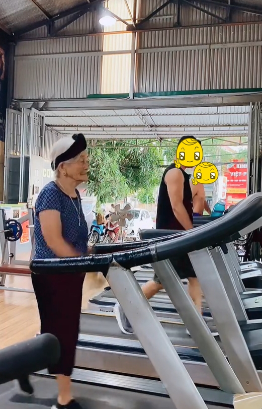Xuất hiện cụ bà U100 ở Hà Tĩnh lăn xả trên sân chơi pickleball: Hé lộ lịch sinh hoạt "ăn đứt" Gen Z- Ảnh 8. Xuất hiện cụ bà U100 ở Hà Tĩnh lăn xả trên sân chơi pickleball: Hé lộ lịch sinh hoạt "ăn đứt" Gen Z- Ảnh 8.