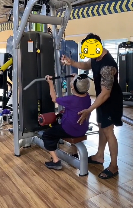 Xuất hiện cụ bà U100 ở Hà Tĩnh lăn xả trên sân chơi pickleball: Hé lộ lịch sinh hoạt "ăn đứt" Gen Z- Ảnh 7. Xuất hiện cụ bà U100 ở Hà Tĩnh lăn xả trên sân chơi pickleball: Hé lộ lịch sinh hoạt "ăn đứt" Gen Z- Ảnh 7.