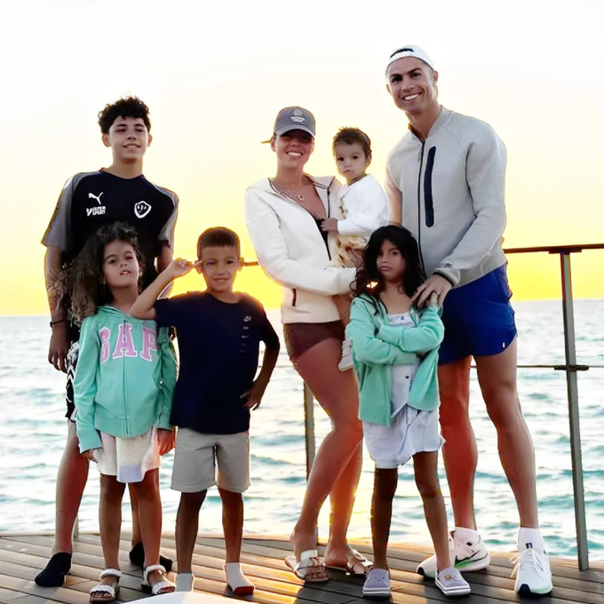 Ronaldo hỏi con trai 7 tuổi: “Ai là người nổi tiếng nhất thế giới?”, đứng hình trước câu trả lời sau đó- Ảnh 3. Ronaldo hỏi con trai 7 tuổi: “Ai là người nổi tiếng nhất thế giới?”, đứng hình trước câu trả lời sau đó- Ảnh 3.