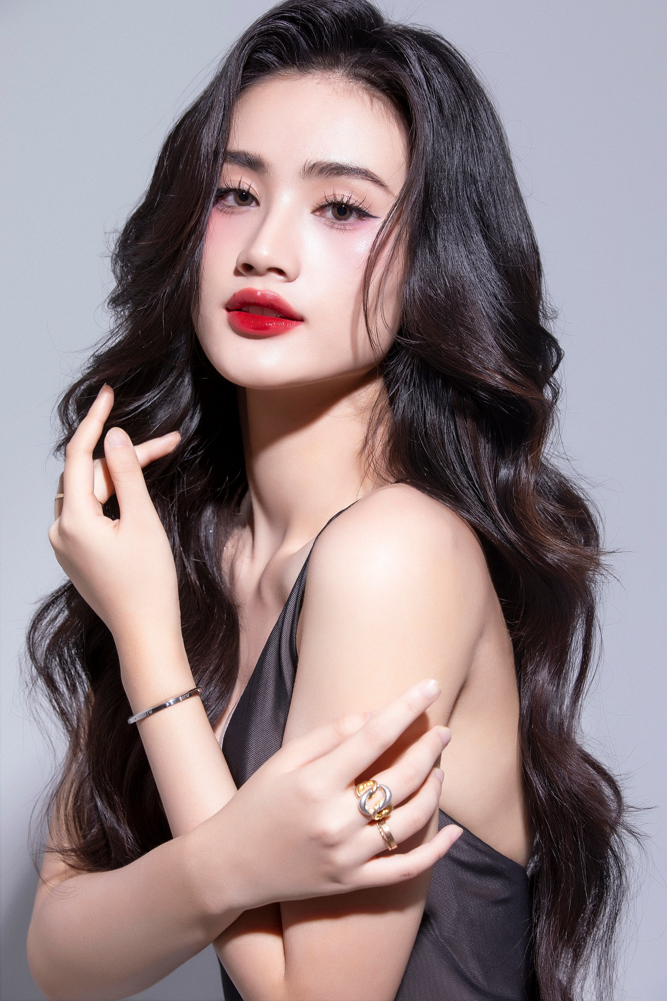 Lộ ảnh tình tứ của bạn trai và Ý Nhi thời cấp 3, nhan sắc nàng hậu gây chú ý- Ảnh 10. Lộ ảnh tình tứ của bạn trai và Ý Nhi thời cấp 3, nhan sắc nàng hậu gây chú ý- Ảnh 10.