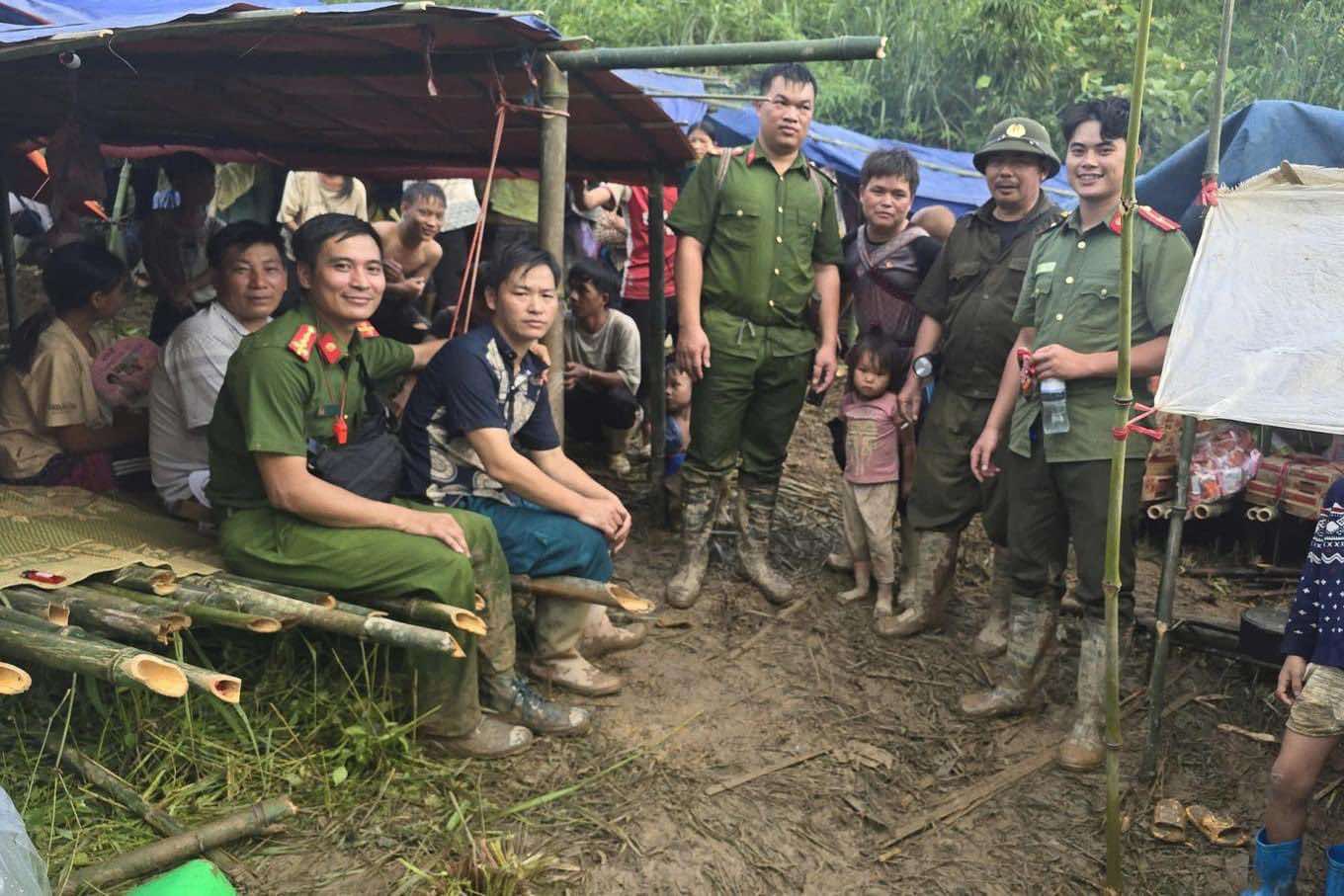 Tin vui nhất vụ 115 người "mất tích" ở Lào Cai: Cả thôn đã sơ tán sớm lên núi tránh lũ nên tất cả đều an toàn- Ảnh 1. Tin vui nhất vụ 115 người "mất tích" ở Lào Cai: Cả thôn đã sơ tán sớm lên núi tránh lũ nên tất cả đều an toàn- Ảnh 1.