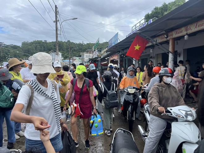 CẬP NHẬT lễ 2/9: Đà Lạt gói gọn bằng 2 từ "đông - lạnh", Nha Trang lại vắng vẻ bất ngờ- Ảnh 17. CẬP NHẬT lễ 2/9: Đà Lạt gói gọn bằng 2 từ "đông - lạnh", Nha Trang lại vắng vẻ bất ngờ- Ảnh 17.