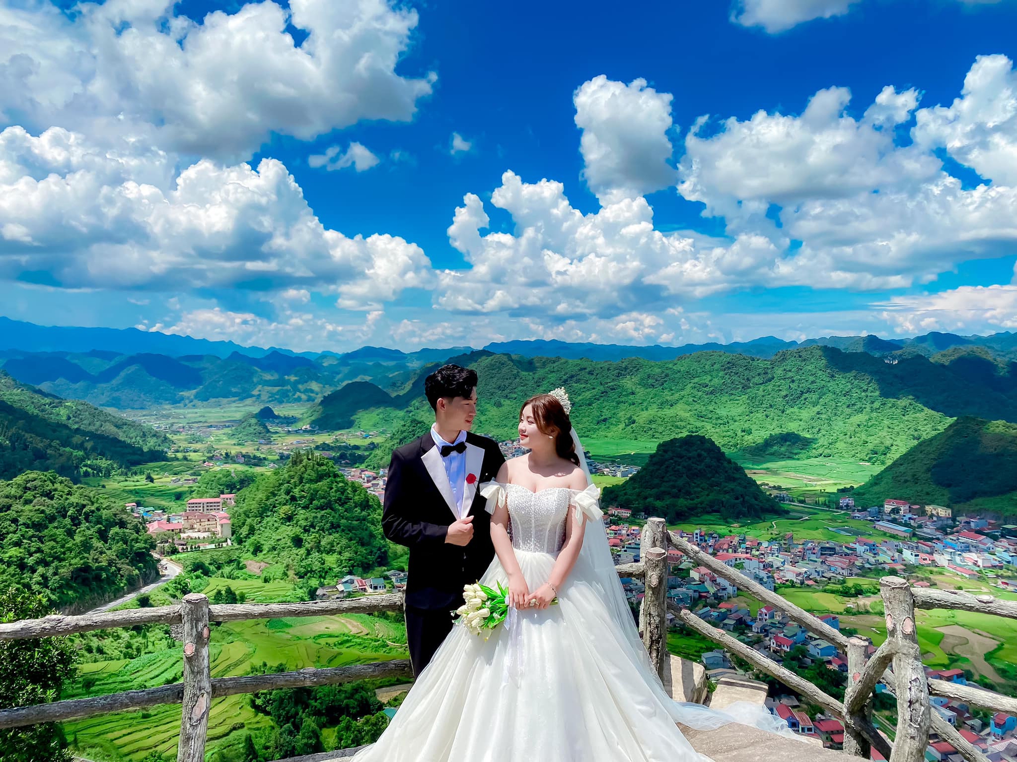 "Phúng Phính" Hà Giang cưới chồng hơn 6 tuổi: Gia thế chú rể gây tò mò- Ảnh 6. "Phúng Phính" Hà Giang cưới chồng hơn 6 tuổi: Gia thế chú rể gây tò mò- Ảnh 6.