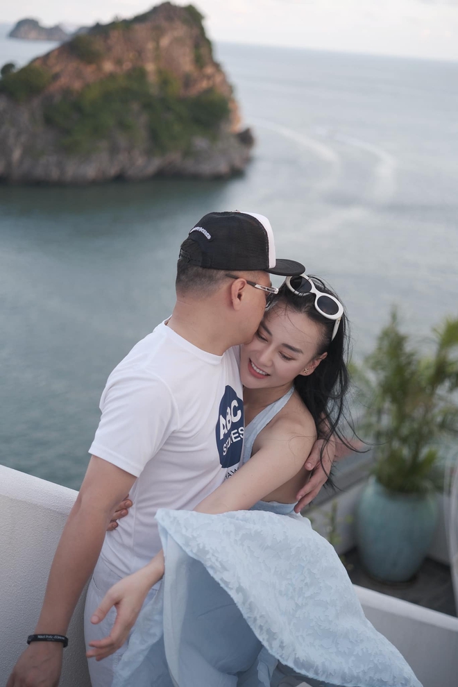 Phương Oanh khoe ảnh tình tứ của hai vợ chồng, shark Bình được khen: Từ lúc lấy đúng người trẻ hẳn ra- Ảnh 2. Phương Oanh khoe ảnh tình tứ của hai vợ chồng, shark Bình được khen: Từ lúc lấy đúng người trẻ hẳn ra- Ảnh 2.