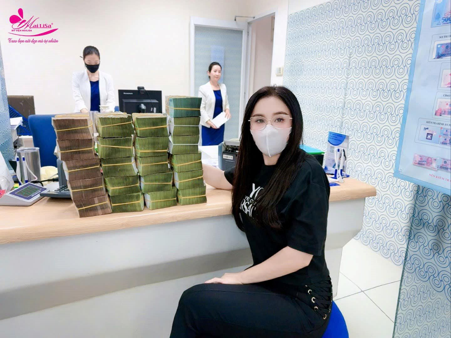 "Bà trùm thẩm mỹ viện" đi suốt 13 tiếng, đích thân mang 3 tỷ đồng tiền mặt tới Cao Bằng: Đang gặp mặt lãnh đạo địa phương để xin góp sức, kể nhanh hành trình "vừa đi vừa khấn bình an"- Ảnh 1. "Bà trùm thẩm mỹ viện" đi suốt 13 tiếng, đích thân mang 3 tỷ đồng tiền mặt tới Cao Bằng: Đang gặp mặt lãnh đạo địa phương để xin góp sức, kể nhanh hành trình "vừa đi vừa khấn bình an"- Ảnh 1.