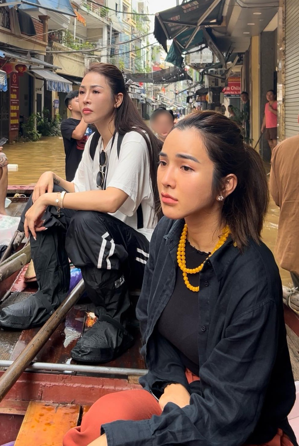 Quế Vân và vợ chồng Ưng Hoàng Phúc bị chỉ trích khi đi cứu trợ... giữa trung tâm Hà Nội- Ảnh 3. Quế Vân và vợ chồng Ưng Hoàng Phúc bị chỉ trích khi đi cứu trợ... giữa trung tâm Hà Nội- Ảnh 3.