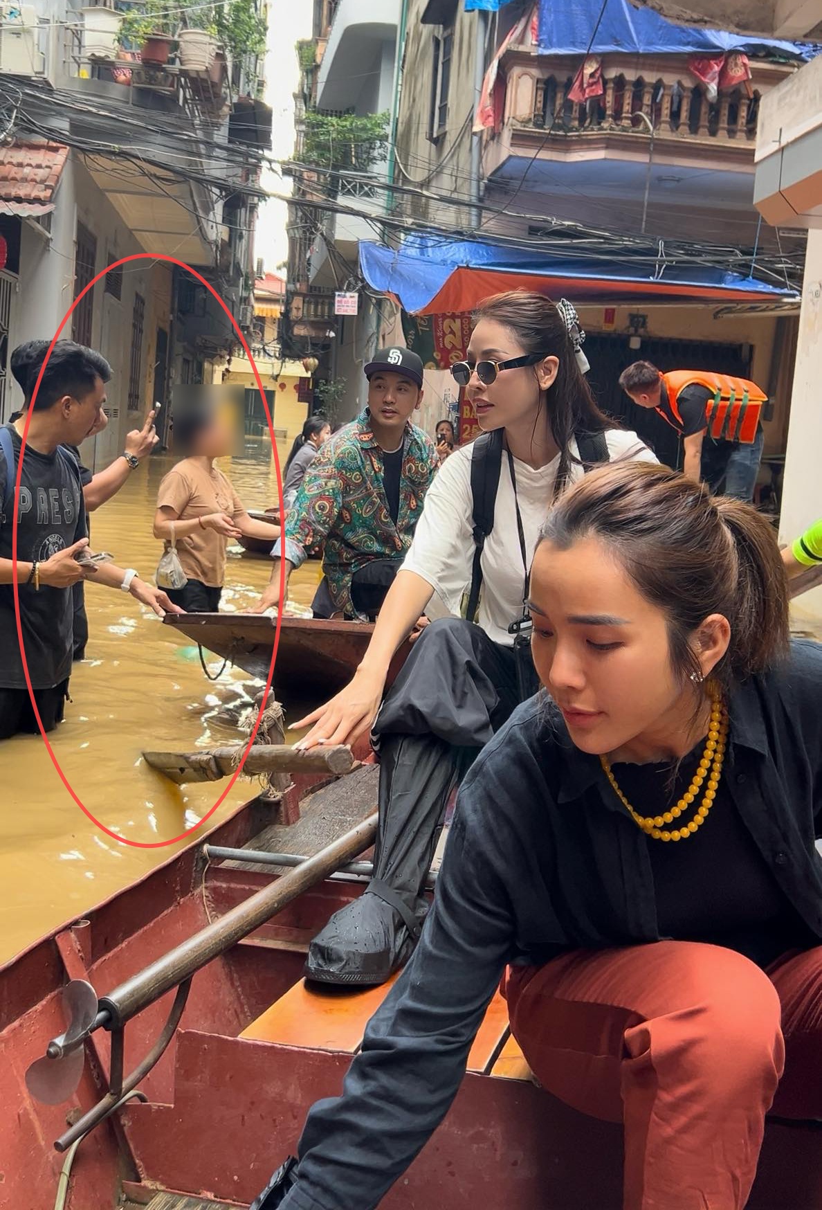 Quế Vân và vợ chồng Ưng Hoàng Phúc bị chỉ trích khi đi cứu trợ... giữa trung tâm Hà Nội- Ảnh 5. Quế Vân và vợ chồng Ưng Hoàng Phúc bị chỉ trích khi đi cứu trợ... giữa trung tâm Hà Nội- Ảnh 5.