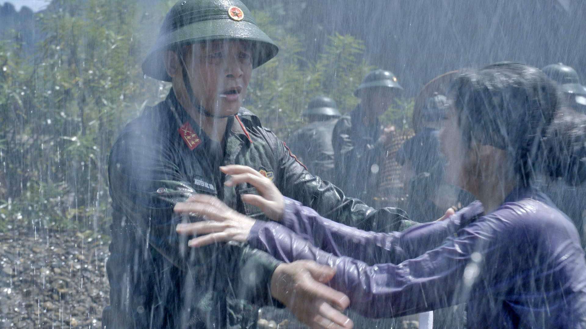 Phim Việt giờ vàng chưa chiếu đã được khen hết lời, tái hiện cảnh bão lũ khiến netizen nghẹn lòng- Ảnh 4. Phim Việt giờ vàng chưa chiếu đã được khen hết lời, tái hiện cảnh bão lũ khiến netizen nghẹn lòng- Ảnh 4.