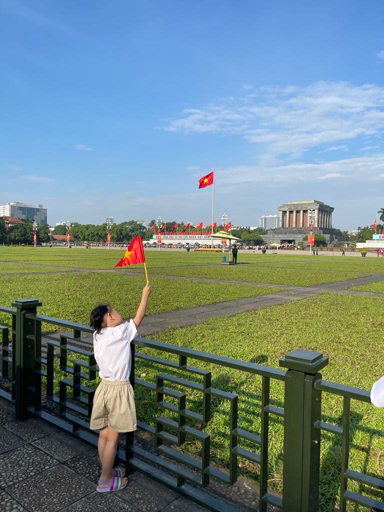 Chuyện “nhà tôi treo 1 lá cờ” và bài học đầu tiên dạy con về lòng yêu nước- Ảnh 2. Chuyện “nhà tôi treo 1 lá cờ” và bài học đầu tiên dạy con về lòng yêu nước- Ảnh 2.
