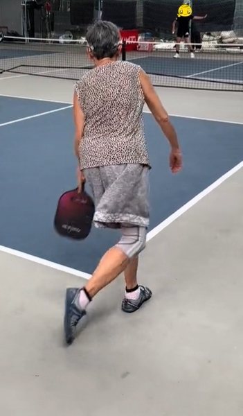 Xuất hiện cụ bà U100 ở Hà Tĩnh lăn xả trên sân chơi pickleball: Hé lộ lịch sinh hoạt "ăn đứt" Gen Z- Ảnh 10. Xuất hiện cụ bà U100 ở Hà Tĩnh lăn xả trên sân chơi pickleball: Hé lộ lịch sinh hoạt "ăn đứt" Gen Z- Ảnh 10.