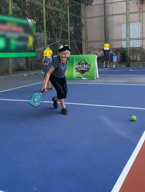 Xuất hiện cụ bà U100 ở Hà Tĩnh lăn xả trên sân chơi pickleball: Hé lộ lịch sinh hoạt "ăn đứt" Gen Z- Ảnh 2. Xuất hiện cụ bà U100 ở Hà Tĩnh lăn xả trên sân chơi pickleball: Hé lộ lịch sinh hoạt "ăn đứt" Gen Z- Ảnh 2.