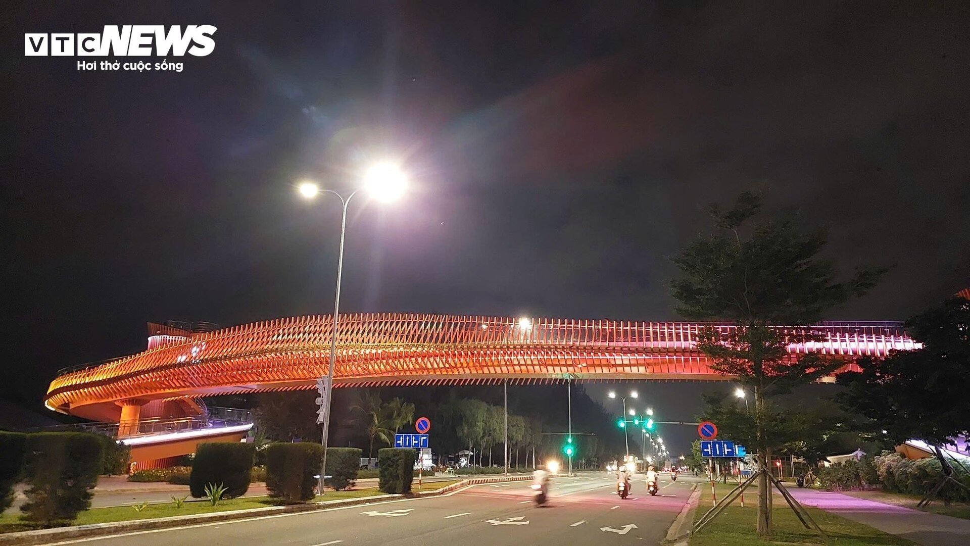 Cầu vượt đại lộ ven biển hơn 40 tỷ đẹp lung linh ở Đà Nẵng- Ảnh 9. Cầu vượt đại lộ ven biển hơn 40 tỷ đẹp lung linh ở Đà Nẵng- Ảnh 9.