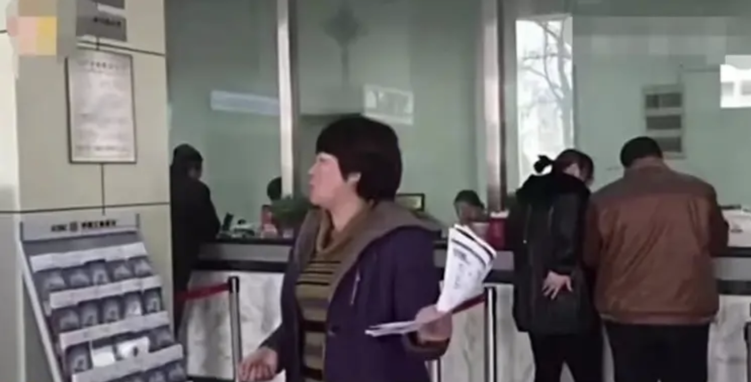 Gửi tiết kiệm hơn 7 tỷ đồng, 3 năm sau đến rút, người phụ nữ bàng hoàng khi ngân hàng thông báo: "Tài khoản của bà chỉ còn hơn 300 nghìn đồng"- Ảnh 2. Gửi tiết kiệm hơn 7 tỷ đồng, 3 năm sau đến rút, người phụ nữ bàng hoàng khi ngân hàng thông báo: "Tài khoản của bà chỉ còn hơn 300 nghìn đồng"- Ảnh 2.