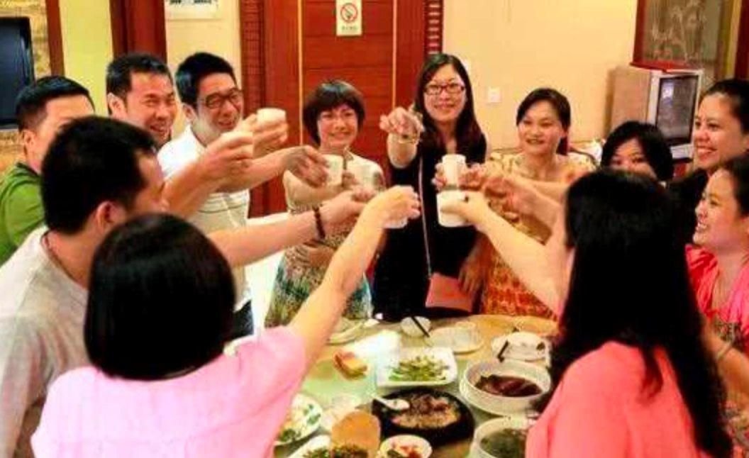 Đi họp lớp, cô gái bị coi thường vì đi xe điện, mặc quần áo rẻ tiền: Lúc sau cô xin về sớm nhưng khiến mọi người chết sững vì 1 hành động- Ảnh 2. Đi họp lớp, cô gái bị coi thường vì đi xe điện, mặc quần áo rẻ tiền: Lúc sau cô xin về sớm nhưng khiến mọi người chết sững vì 1 hành động- Ảnh 2.