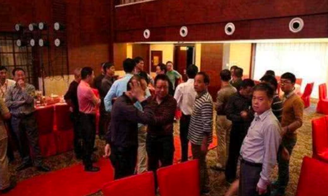 Đi họp lớp, cô gái bị coi thường vì đi xe điện, mặc quần áo rẻ tiền: Lúc sau cô xin về sớm nhưng khiến mọi người chết sững vì 1 hành động- Ảnh 3. Đi họp lớp, cô gái bị coi thường vì đi xe điện, mặc quần áo rẻ tiền: Lúc sau cô xin về sớm nhưng khiến mọi người chết sững vì 1 hành động- Ảnh 3.