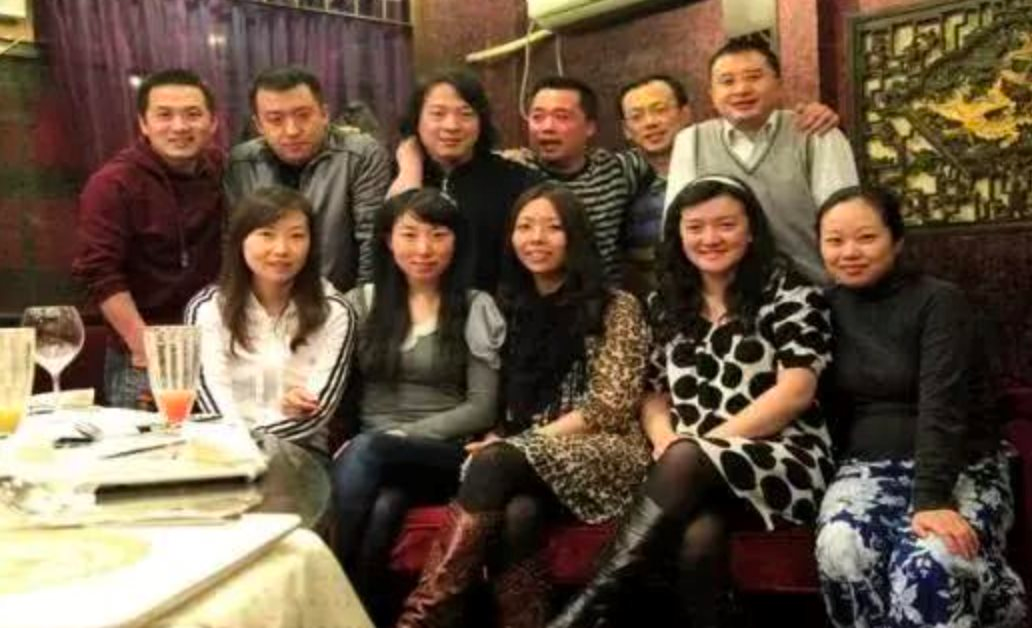 Đi họp lớp, cô gái bị coi thường vì đi xe điện, mặc quần áo rẻ tiền: Lúc sau cô xin về sớm nhưng khiến mọi người chết sững vì 1 hành động- Ảnh 1. Đi họp lớp, cô gái bị coi thường vì đi xe điện, mặc quần áo rẻ tiền: Lúc sau cô xin về sớm nhưng khiến mọi người chết sững vì 1 hành động- Ảnh 1.
