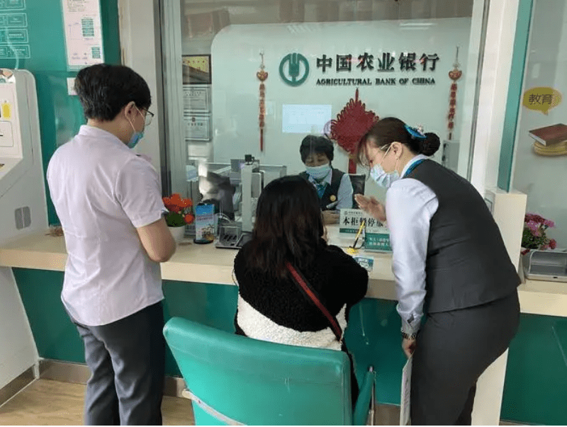 Gửi tiết kiệm hơn 7 tỷ đồng, 3 năm sau đến rút, người phụ nữ bàng hoàng khi ngân hàng thông báo: "Tài khoản của bà chỉ còn hơn 300 nghìn đồng"- Ảnh 1. Gửi tiết kiệm hơn 7 tỷ đồng, 3 năm sau đến rút, người phụ nữ bàng hoàng khi ngân hàng thông báo: "Tài khoản của bà chỉ còn hơn 300 nghìn đồng"- Ảnh 1.