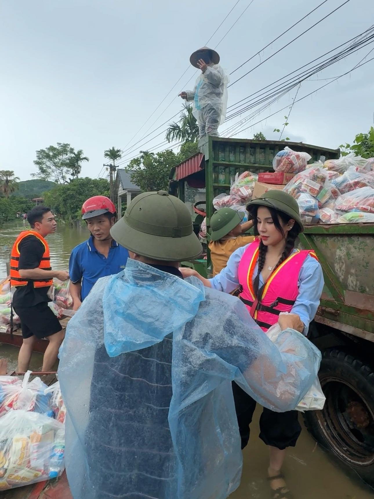 Quế Vân và vợ chồng Ưng Hoàng Phúc bị chỉ trích khi đi cứu trợ... giữa trung tâm Hà Nội- Ảnh 7. Quế Vân và vợ chồng Ưng Hoàng Phúc bị chỉ trích khi đi cứu trợ... giữa trung tâm Hà Nội- Ảnh 7.