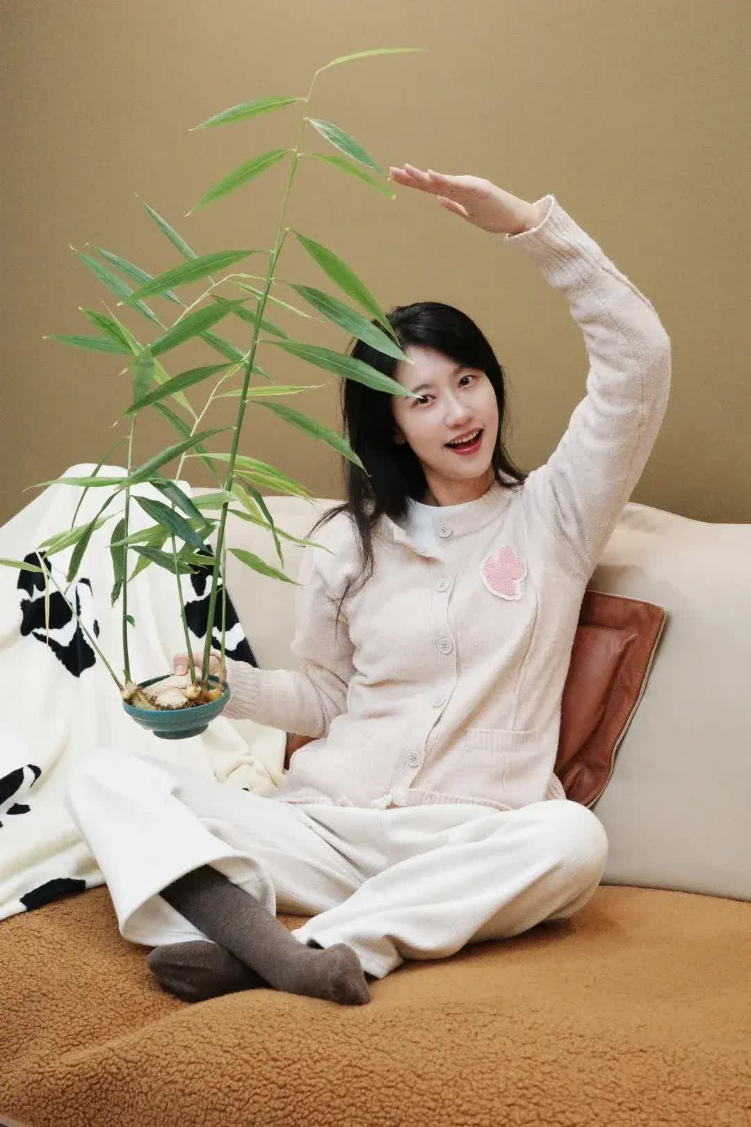 Người phụ nữ xinh đẹp nổi tiếng với cách trồng "gừng thủy canh" trong phòng khách, được cư dân mạng hết lời khen ngợi- Ảnh 1. Người phụ nữ xinh đẹp nổi tiếng với cách trồng "gừng thủy canh" trong phòng khách, được cư dân mạng hết lời khen ngợi- Ảnh 1.