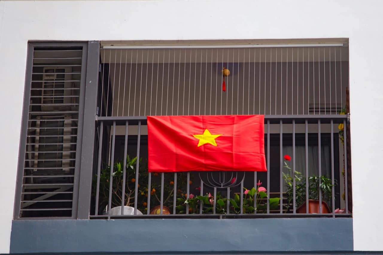 Chuyện “nhà tôi treo 1 lá cờ” và bài học đầu tiên dạy con về lòng yêu nước- Ảnh 1. Chuyện “nhà tôi treo 1 lá cờ” và bài học đầu tiên dạy con về lòng yêu nước- Ảnh 1.