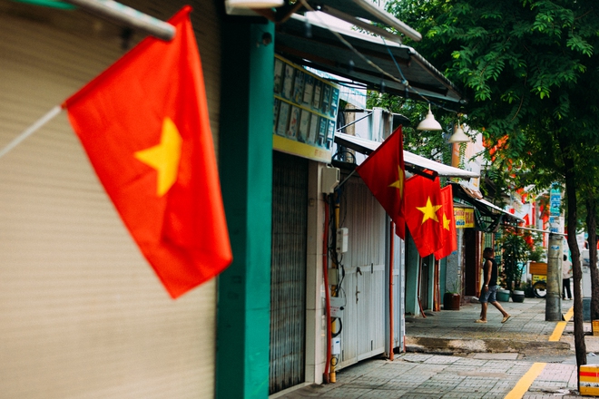 Có một TP.HCM đẹp yên bình dưới sắc cờ rực rỡ ngày Tết Độc Lập- Ảnh 3. Có một TP.HCM đẹp yên bình dưới sắc cờ rực rỡ ngày Tết Độc Lập- Ảnh 3.