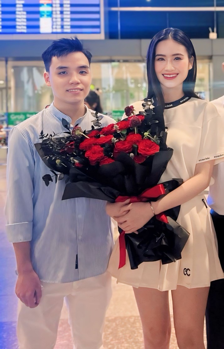 Lộ ảnh tình tứ của bạn trai và Ý Nhi thời cấp 3, nhan sắc nàng hậu gây chú ý- Ảnh 8. Lộ ảnh tình tứ của bạn trai và Ý Nhi thời cấp 3, nhan sắc nàng hậu gây chú ý- Ảnh 8.