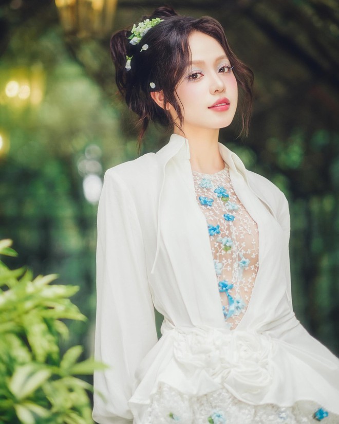 Mỹ nhân 10X từng sexy đến nghẹt thở nay hóa “quốc mẫu hồi cung" khiến dân tình đổ rạp- Ảnh 8. Mỹ nhân 10X từng sexy đến nghẹt thở nay hóa “quốc mẫu hồi cung" khiến dân tình đổ rạp- Ảnh 8.