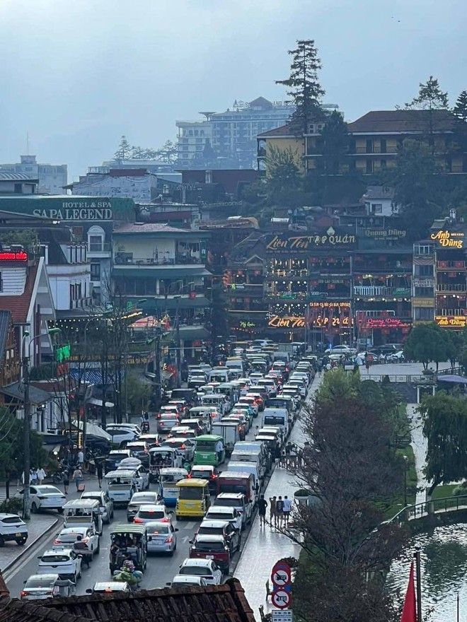 CẬP NHẬT lễ 2/9: Sapa đỉnh nóc ngập trong cờ hoa, Đà Lạt gói gọn bằng 2 từ "đông - lạnh"- Ảnh 2. CẬP NHẬT lễ 2/9: Sapa đỉnh nóc ngập trong cờ hoa, Đà Lạt gói gọn bằng 2 từ "đông - lạnh"- Ảnh 2.
