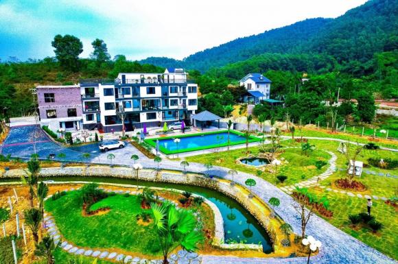 Nam ca sĩ là con trai bà chủ villa: Ở nhà rộng thênh thang có tới 15 phòng ngủ, từng dành tiền đi hát cho mẹ làm kinh doanh- Ảnh 6. Nam ca sĩ là con trai bà chủ villa: Ở nhà rộng thênh thang có tới 15 phòng ngủ, từng dành tiền đi hát cho mẹ làm kinh doanh- Ảnh 6.