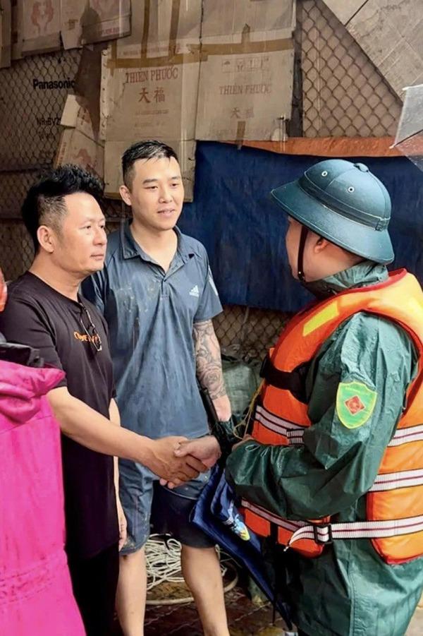 Quế Vân và vợ chồng Ưng Hoàng Phúc bị chỉ trích khi đi cứu trợ... giữa trung tâm Hà Nội- Ảnh 10. Quế Vân và vợ chồng Ưng Hoàng Phúc bị chỉ trích khi đi cứu trợ... giữa trung tâm Hà Nội- Ảnh 10.