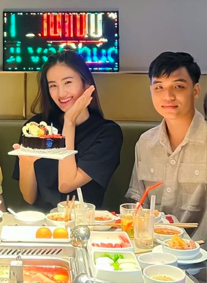 Lộ ảnh tình tứ của bạn trai và Ý Nhi thời cấp 3, nhan sắc nàng hậu gây chú ý- Ảnh 5. Lộ ảnh tình tứ của bạn trai và Ý Nhi thời cấp 3, nhan sắc nàng hậu gây chú ý- Ảnh 5.