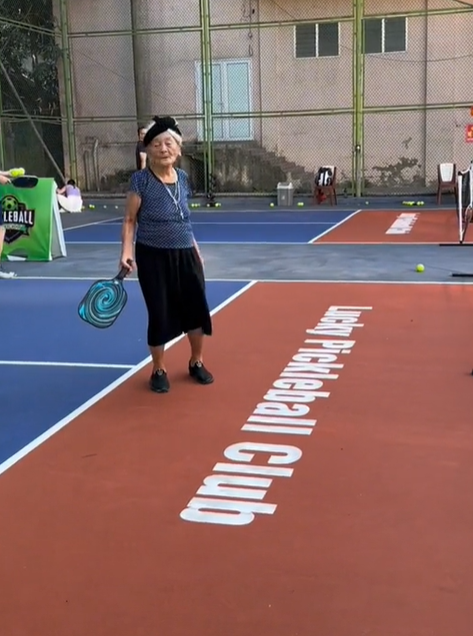 Xuất hiện cụ bà U100 ở Hà Tĩnh lăn xả trên sân chơi pickleball: Hé lộ lịch sinh hoạt "ăn đứt" Gen Z- Ảnh 3. Xuất hiện cụ bà U100 ở Hà Tĩnh lăn xả trên sân chơi pickleball: Hé lộ lịch sinh hoạt "ăn đứt" Gen Z- Ảnh 3.
