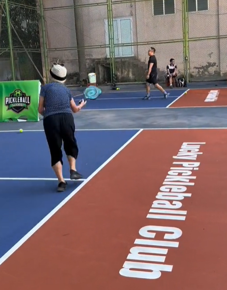 Xuất hiện cụ bà U100 ở Hà Tĩnh lăn xả trên sân chơi pickleball: Hé lộ lịch sinh hoạt "ăn đứt" Gen Z- Ảnh 1. Xuất hiện cụ bà U100 ở Hà Tĩnh lăn xả trên sân chơi pickleball: Hé lộ lịch sinh hoạt "ăn đứt" Gen Z- Ảnh 1.