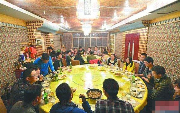 Đi họp lớp, tôi bị lớp trưởng ném tiền vào mặt, coi thường vì thất nghiệp: Lúc sau nhận được 1 mảnh giấy, tôi lập tức nói xin lỗi anh ta- Ảnh 1. Đi họp lớp, tôi bị lớp trưởng ném tiền vào mặt, coi thường vì thất nghiệp: Lúc sau nhận được 1 mảnh giấy, tôi lập tức nói xin lỗi anh ta- Ảnh 1.