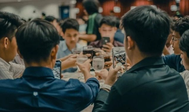 Đi họp lớp, tôi bị lớp trưởng ném tiền vào mặt, coi thường vì thất nghiệp: Lúc sau nhận được 1 mảnh giấy, tôi lập tức nói xin lỗi anh ta- Ảnh 3. Đi họp lớp, tôi bị lớp trưởng ném tiền vào mặt, coi thường vì thất nghiệp: Lúc sau nhận được 1 mảnh giấy, tôi lập tức nói xin lỗi anh ta- Ảnh 3.
