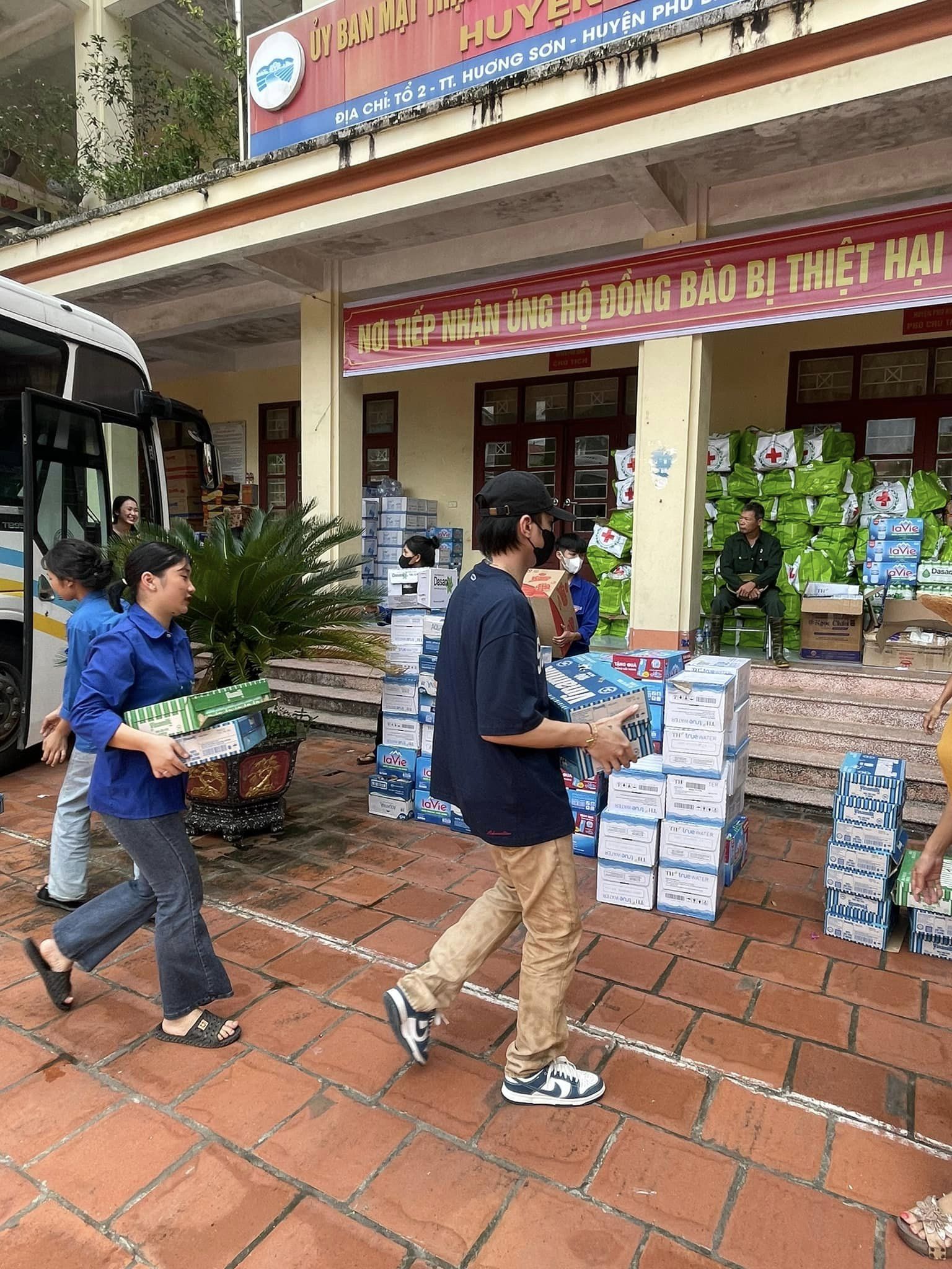 Quế Vân và vợ chồng Ưng Hoàng Phúc bị chỉ trích khi đi cứu trợ... giữa trung tâm Hà Nội- Ảnh 8. Quế Vân và vợ chồng Ưng Hoàng Phúc bị chỉ trích khi đi cứu trợ... giữa trung tâm Hà Nội- Ảnh 8.