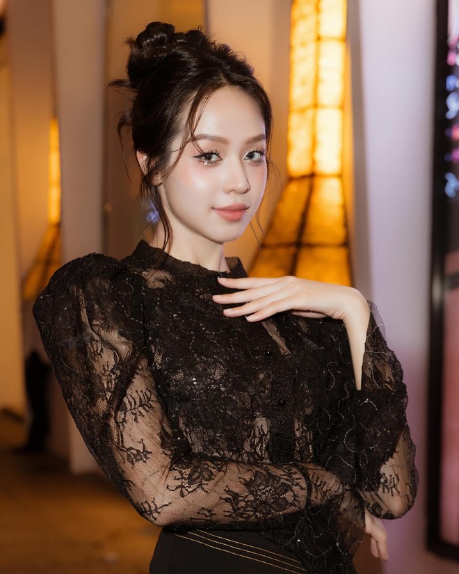 Mỹ nhân 10X từng sexy đến nghẹt thở nay hóa “quốc mẫu hồi cung" khiến dân tình đổ rạp- Ảnh 6. Mỹ nhân 10X từng sexy đến nghẹt thở nay hóa “quốc mẫu hồi cung" khiến dân tình đổ rạp- Ảnh 6.